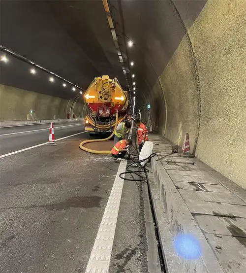 四会隧道排水渠清淤